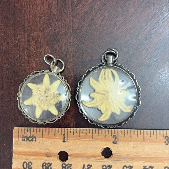 TWO Vintage pressed edelweiss pendants - Picture 3 of 4